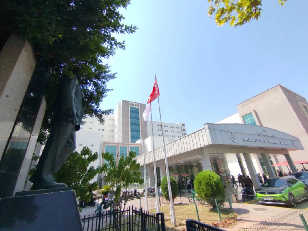 Antalya’da Atatürk Heykeli Ağaçların Arasında Kayboldu 4